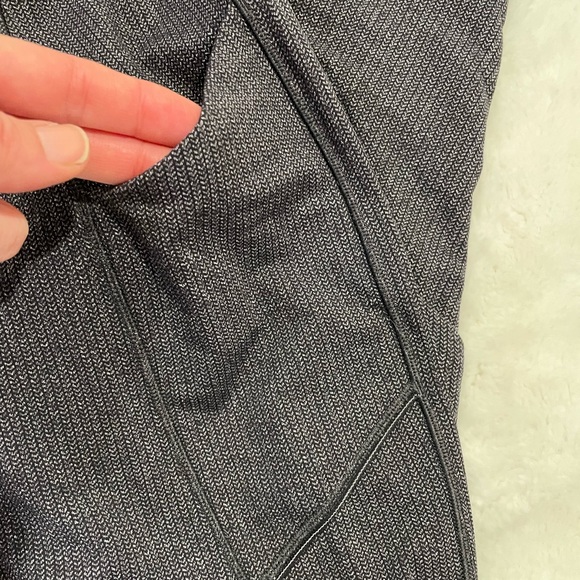 Lululemon chevron pattern leggings size 6 - Picture 3 of 5
